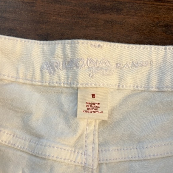 NWT Arizona Juniors Women’s Distressed Jean, Shredded White, sz 15, Crop Leg - Picture 4 of 9